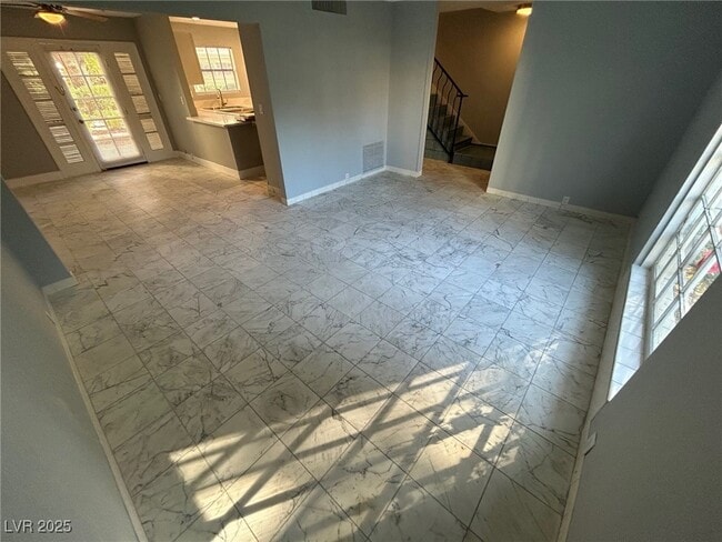 Photo - 596 Tam O Shanter