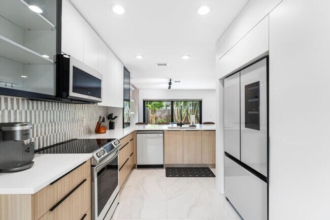 Building Photo - 541 N Ocean Blvd