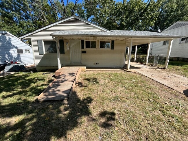 Building Photo - 3 Bedroom 1 Bath Home with Carport & Fence...