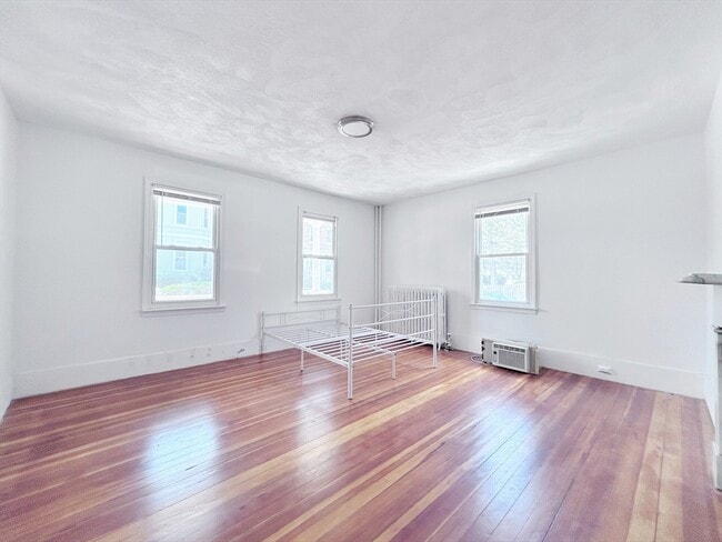 Building Photo - 11 Chestnut St Rental