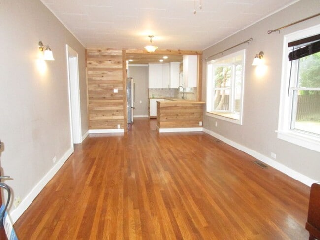Photo - 735 Jameson St