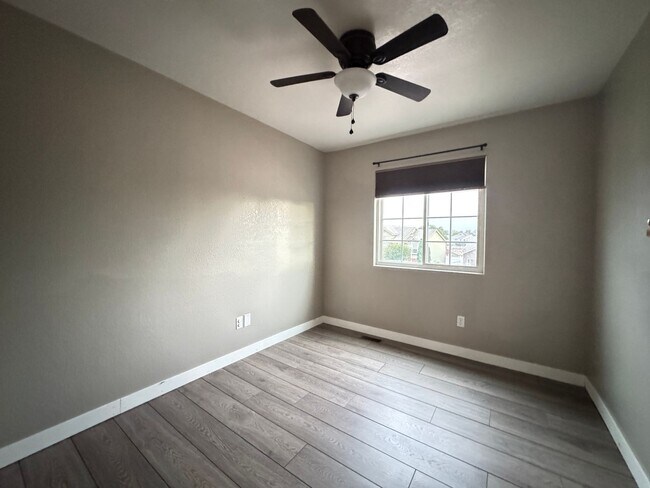 2833 W E St
