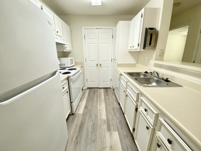 Photo - First Floor Living! One Bedroom Apartment in The Reserve at Woodbridge Unit B113