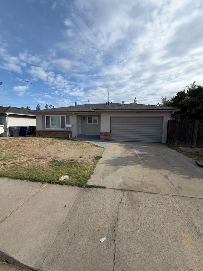 Building Photo - Clovis home for rent.