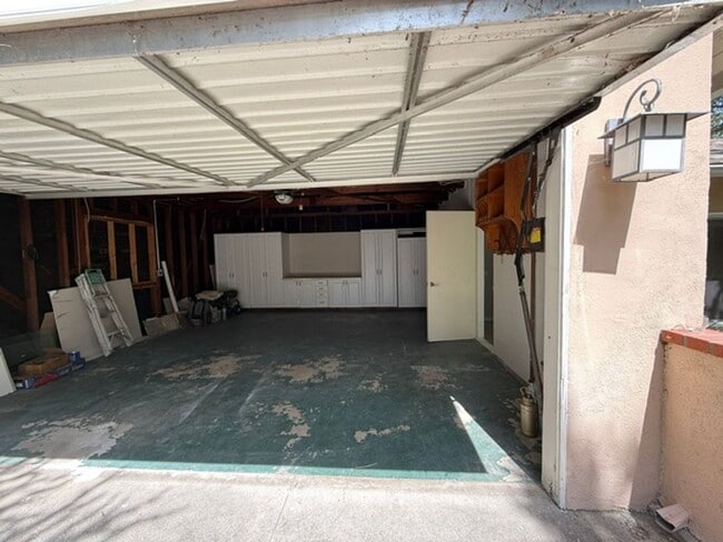 Photo - La Cañada Schools-  Family Home - Natural Hardwood, 2 car attached garage, Central A/C, New Appli...