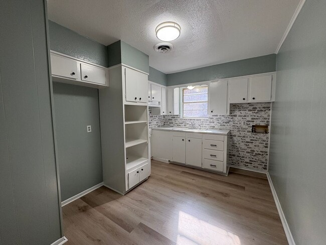 Photo - Very nice 3 bedroom/1 bath house with Central Air & Heat