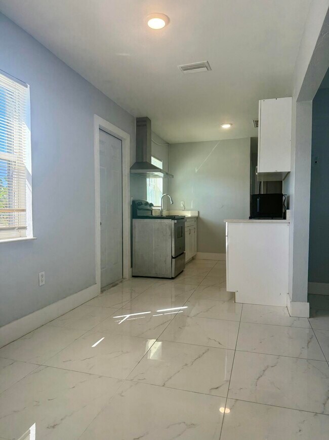 Photo - 614 N E St