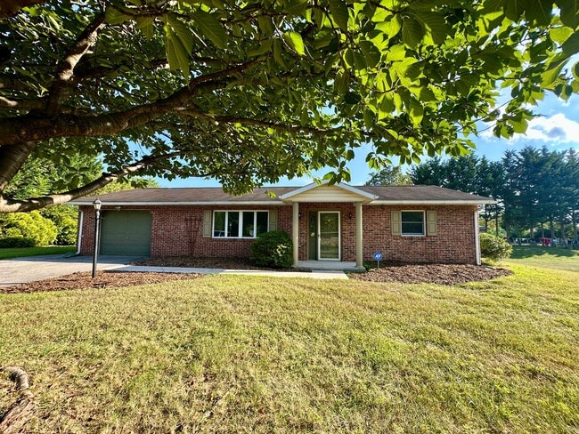 Building Photo - 2 Bedroom, 1 Bath Ranch Home
