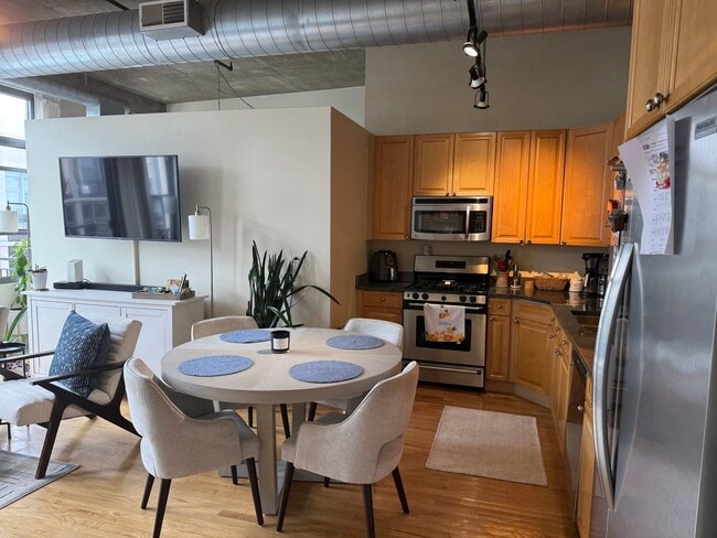Photo - 900 N Kingsbury St Unidad 1117