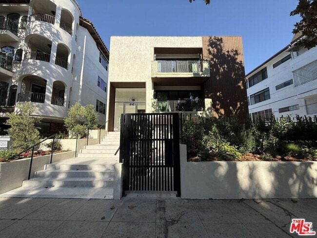 Building Photo - 322 S Swall Dr Rental
