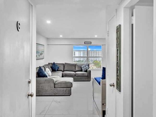 Building Photo - 5100 Dupont Blvd Unit 8G