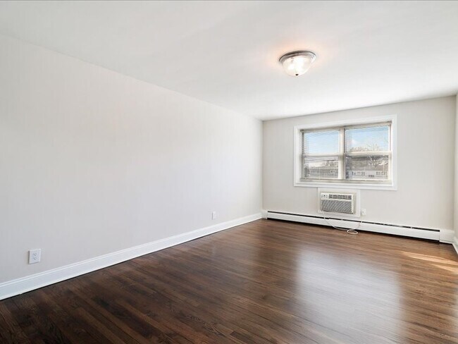 Photo - Whitehouse Apartments