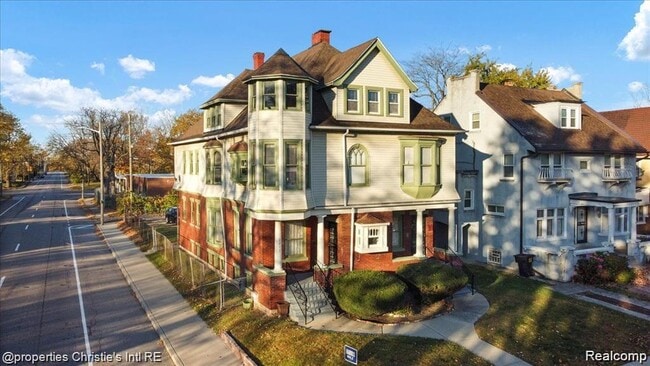 Building Photo - 2405 3rd Ave