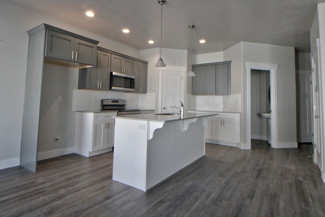 Photo - 4 Bedroom 2.5 Bathroom Townhome in Lehi