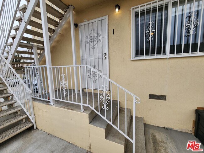 Photo - 1533 W 80th St Unidad 1