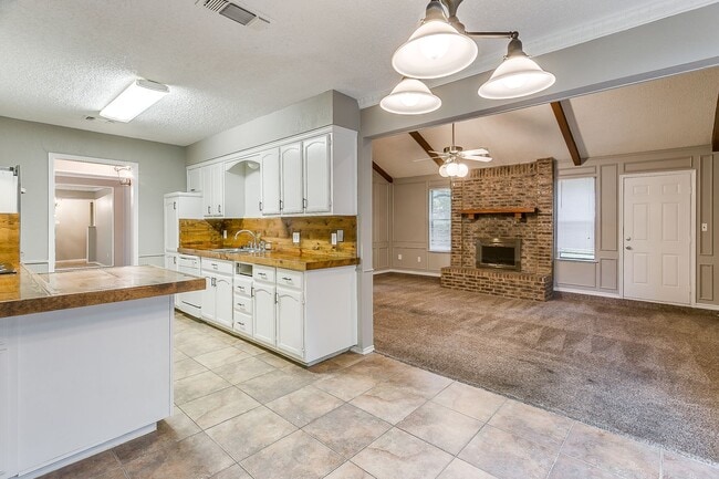 Building Photo - Spacious Home in great location!