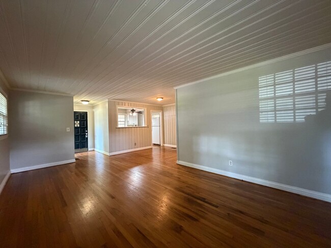 Photo - 515 LaPorte St SE