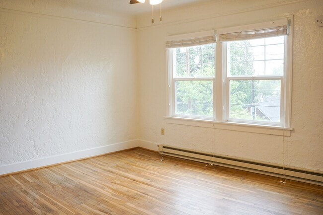 Photo - John's Landing Charmer: H/W Floors, Close to OHSU, Pet-Friendly! Unit 06