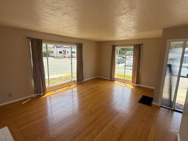 Building Photo - 3-Bedroom Single Family Home in Richmond Annex / El Cerrito Area