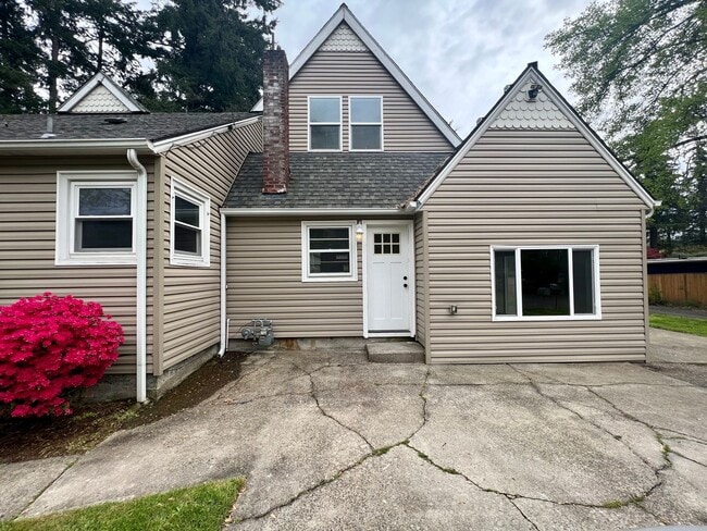 Building Photo - LOVELY MILWAUKIE DUPLEX W/ YARD!