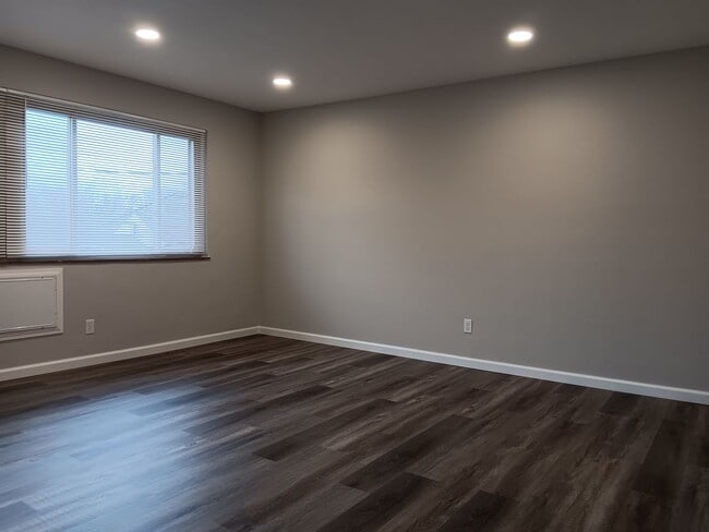 Photo - 32850 Aurora Rd