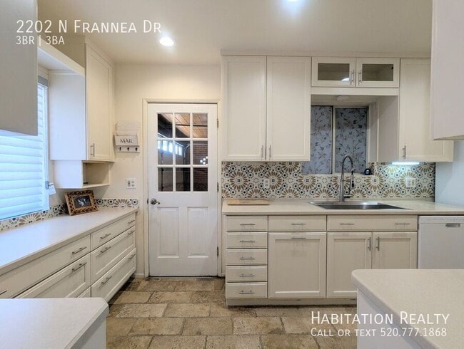 Building Photo - 2202 N Frannea Dr