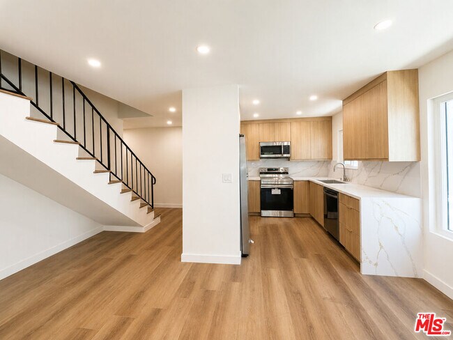 2449 Beachwood Dr