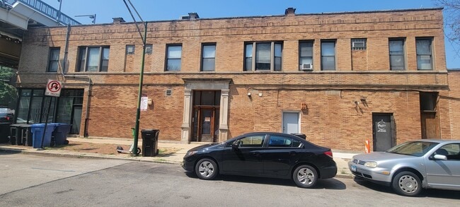 Building Photo - 3420 N Paulina St Unit 2W