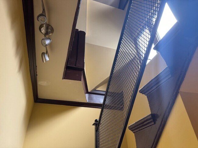 Building Photo - 780 University Ave Unit Apt 2