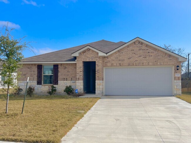 Building Photo - AVAILABLE NOW!