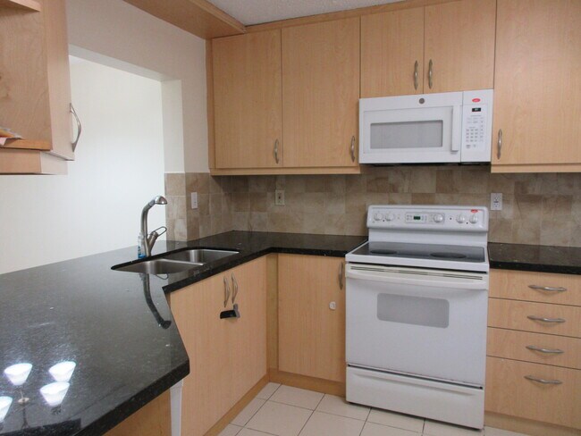 9180 NW 40th St Unit 9180