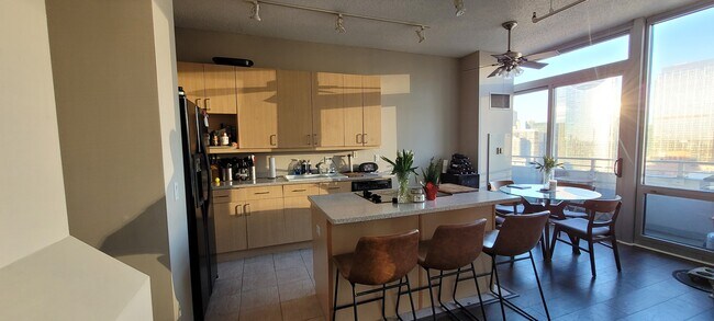 Photo - 737 W Washington Blvd Unidad 3203