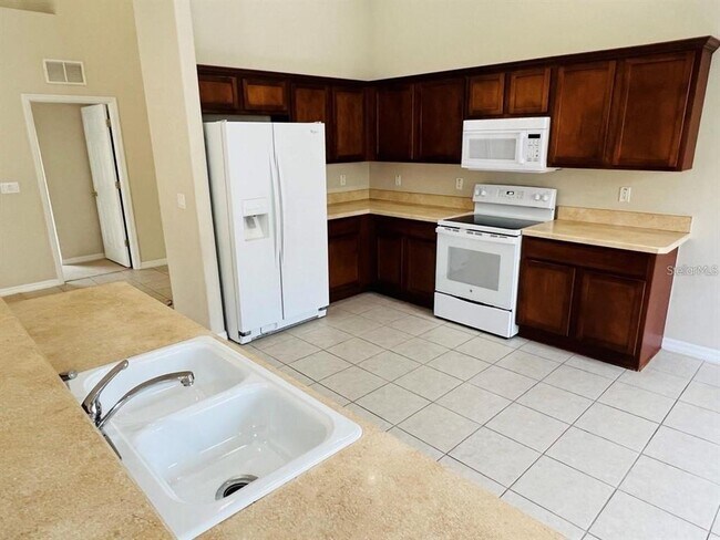 Photo - 121 Raintree Cir
