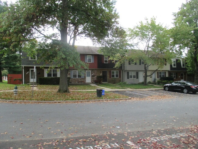 Photo - Gorgeous 3 Bedroom Townhouse in Gaithersburg with Solar Panels! Great Commute to DC!