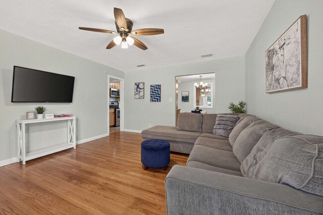 Building Photo - 8633 Emerald Isle Cir S