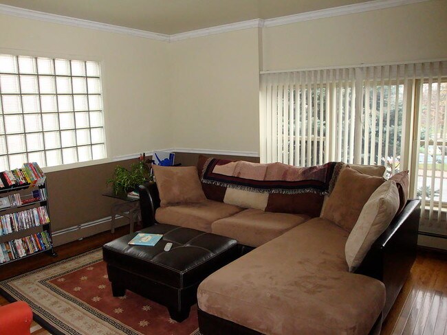 living room - 811 Washtenaw Ave Unit 3