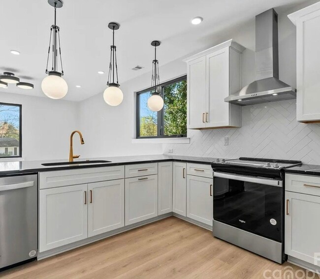 Photo - 3433 Byrnes St