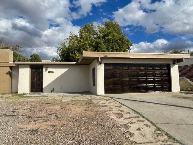 Beautifully Updated 3 Bedroom/2 Bathroom H... - Beautifully Updated 3 Bedroom/2 Bathroom H... House