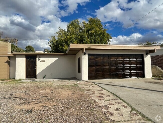 Building Photo - Beautifully Updated 3 Bedroom/2 Bathroom H... Rental