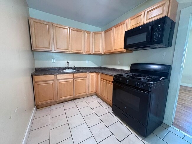Photo - 564 Howard Ave Unit 2R