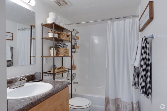 2BR, 2BA - 755SF - Bathroom