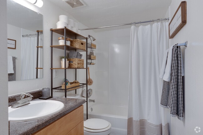 2BR, 2BA - 755SF - Bathroom - Coral Gardens