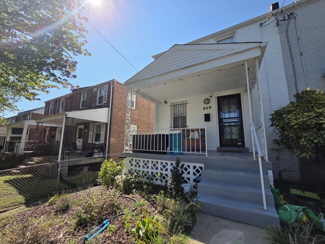 Photo - 609 Farragut Pl NE