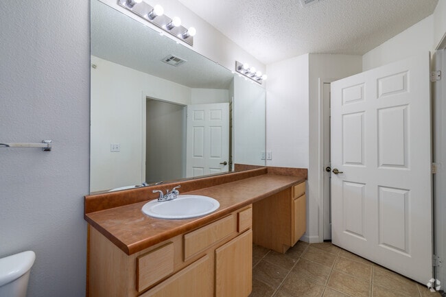 1BR, 1BA - 811SF - Bathroom