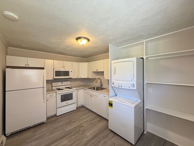 Photo - 831 Delmonte Dr NW