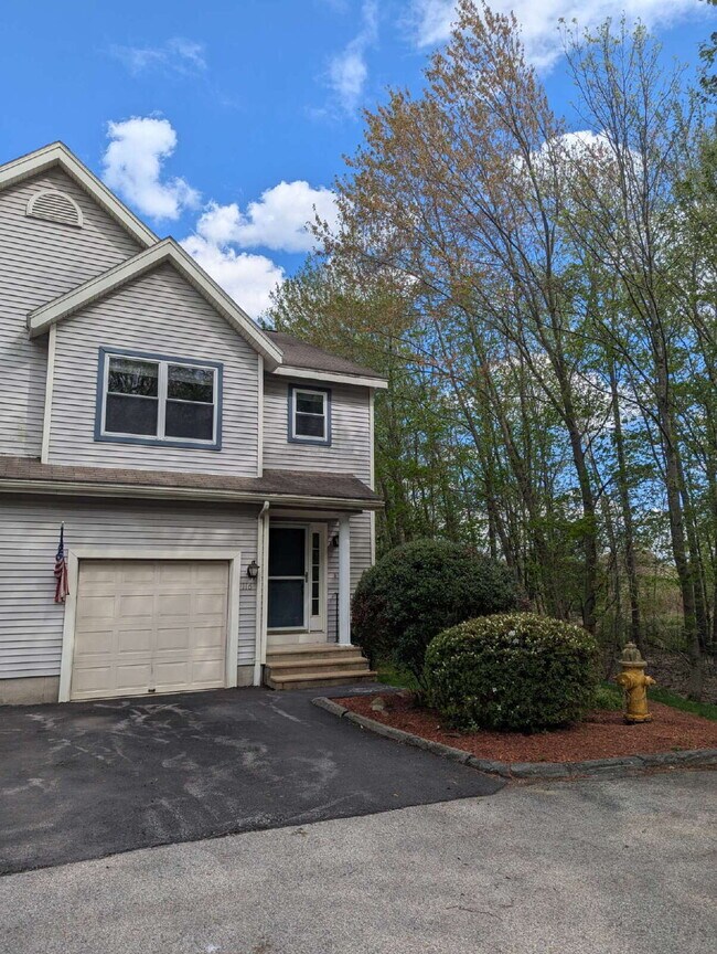 Immaculate End Unit in Desirable Weatherst... - Immaculate End Unit in Desirable Weatherst... Apartamento Unidad 42.232987, -71.756505