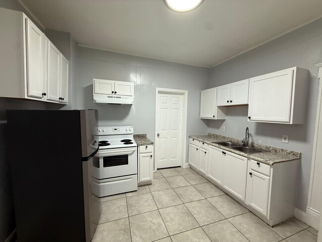 Photo - 1163 E 18th St