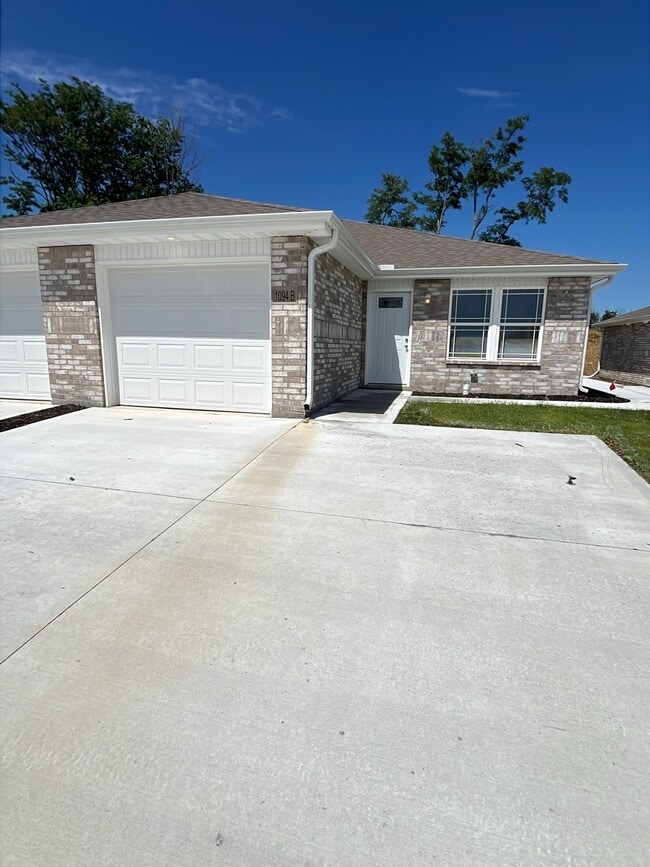 Building Photo - 1094 Pebblecreek Dr