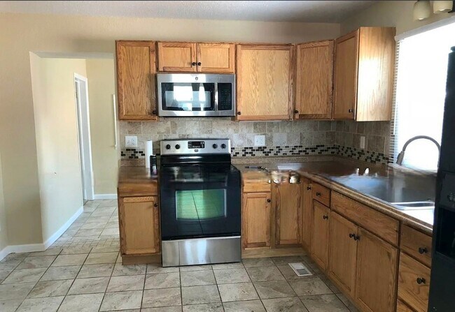 Photo - 1411 E Orman Ave