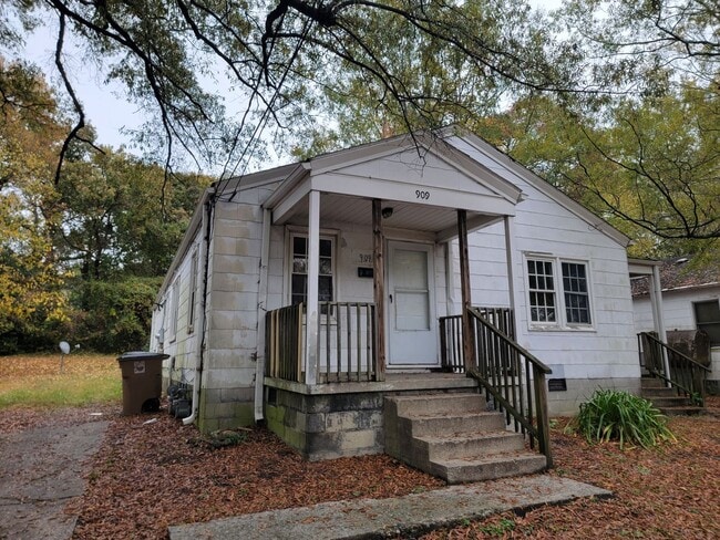 Building Photo - 2 Bedroom 1 Bathroom Duplex!